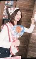 Beaker in a costume holding a paper fan
